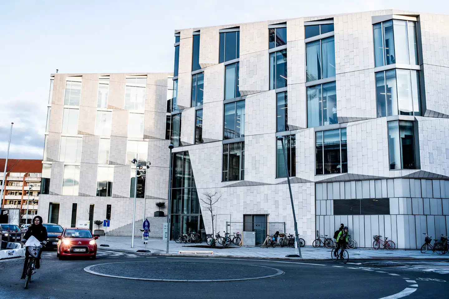 Hos Udviklings og Forenklingsstyrelsen er det ifølge kontorchefernes beretninger til Arbejdstilsynet »almindeligt ikke at nå sin frokostpause, og hvis de spiser frokost, er det ofte samtidig med, at de arbejder«.