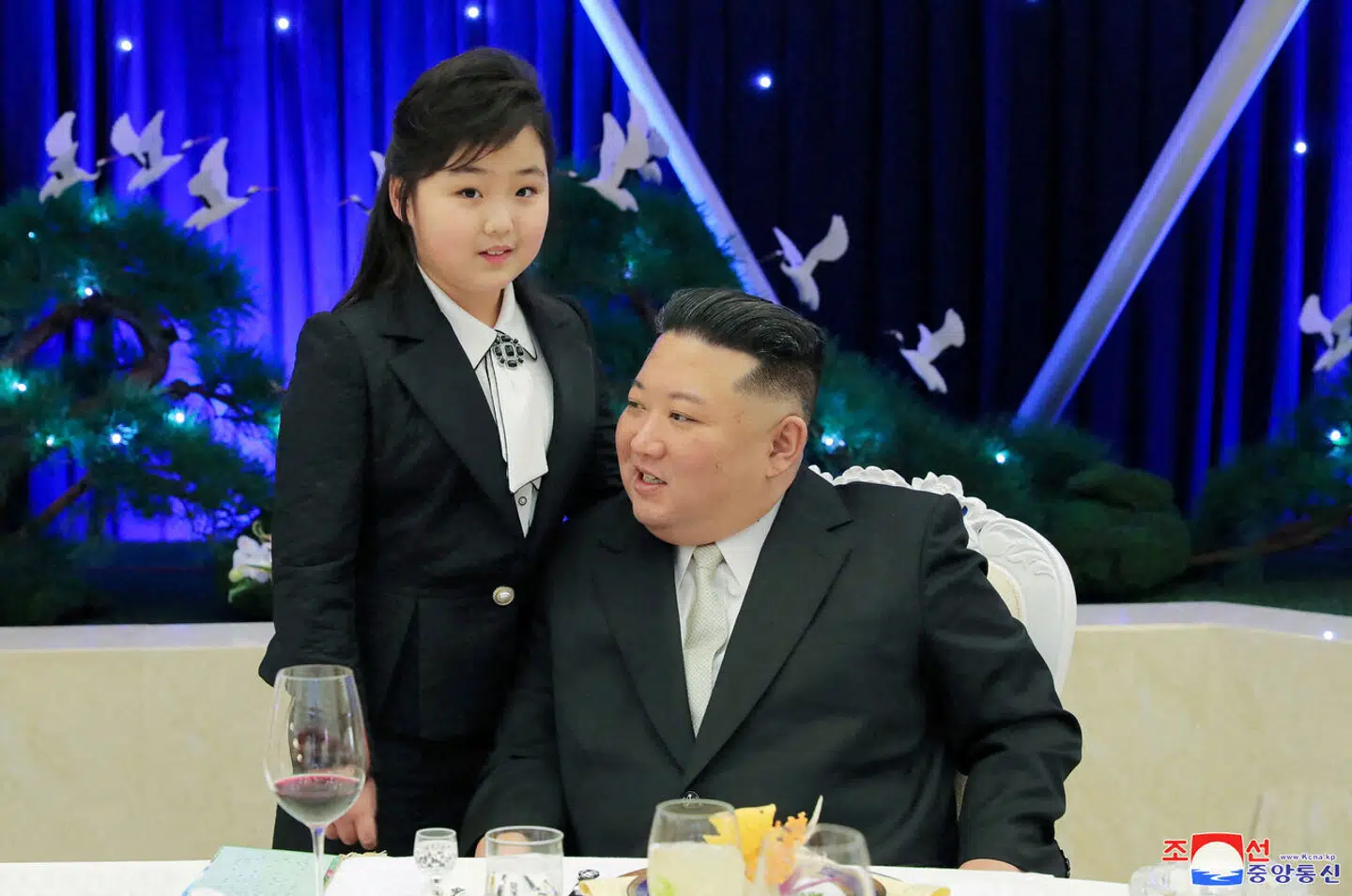 Her ses datteren Ju Ae ved siden af sin far, den nordkoreanske leder, Kim Jong-un.
