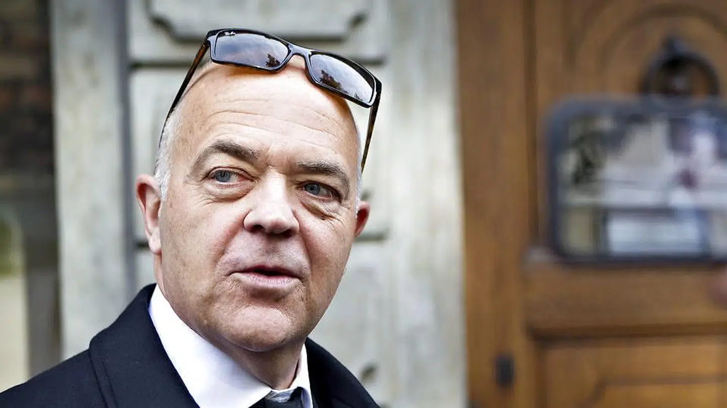 Jes Dorph Petersen må finde sig i at blive udsat for at optræde i falske artikler, hvor han promoverer køb og salg af Bitcoins. Politiet har droppet sagen, da de mangler ressourcer.