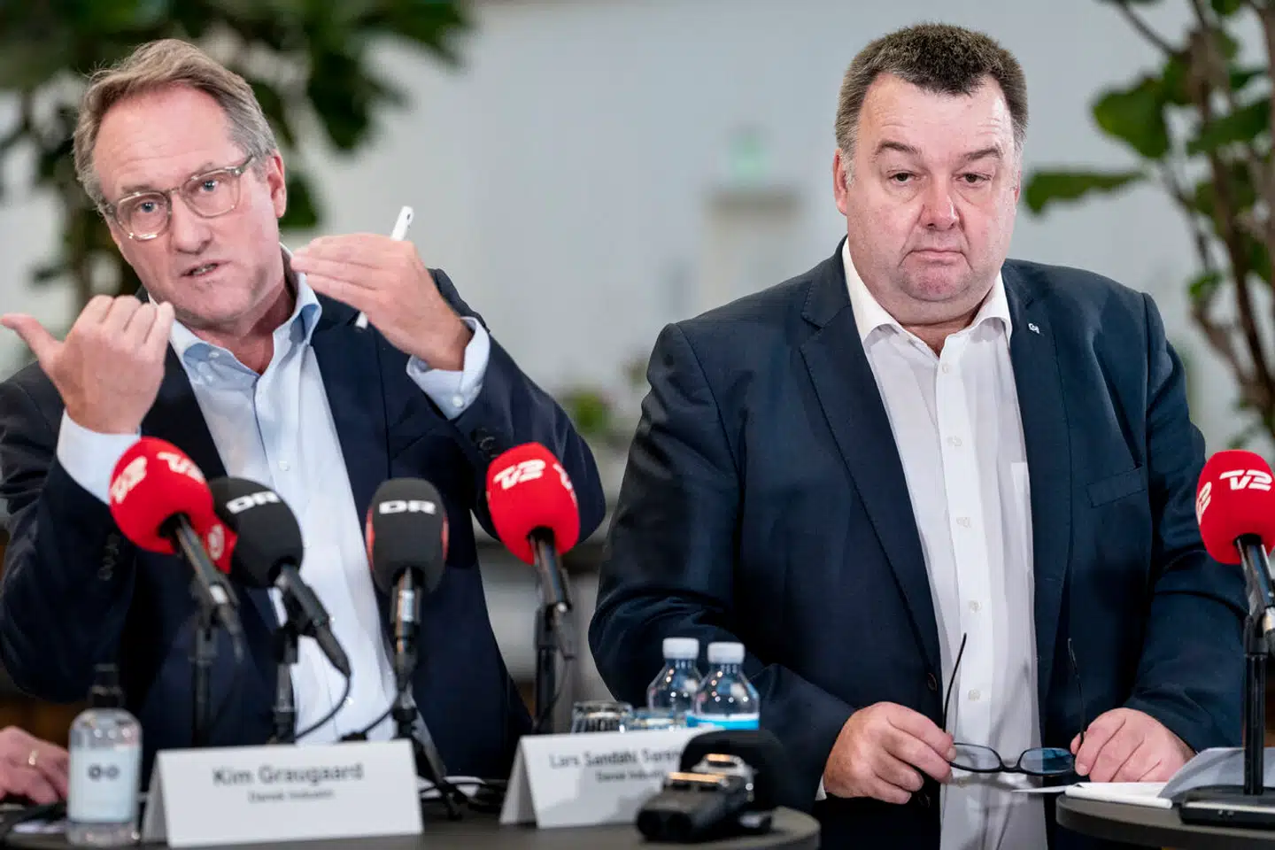 Dansk Industris administrerende direktør, Lars Sandahl Sørensen (tv.), og CO-industris formand, forbundsformand Claus Jensen (th.), forhandler om danskernes lønstigninger efter et år med tårnhøj inflation.