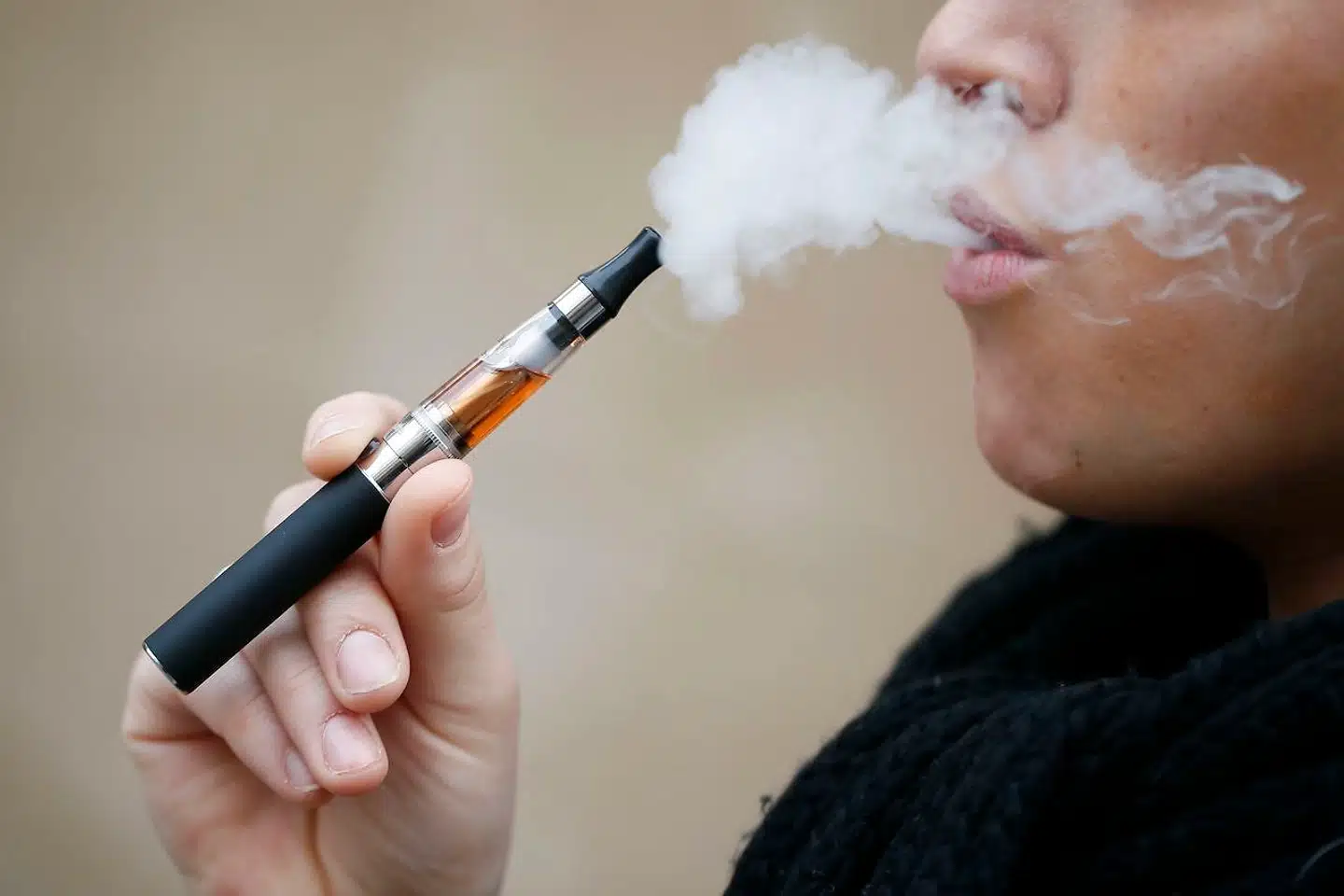 »Problemet er, at der opstår nikotinafhængighed, og at man glider fra det ene produkt til det andet - og til at ryge cigaretter. Nikotin er heller ikke godt for vores kredsløb, og e-damperi er ikke godt for luftvejene,« siger formanden  for Lægeforeningens Lægemiddeludvalg, Tue Flindt Müller.