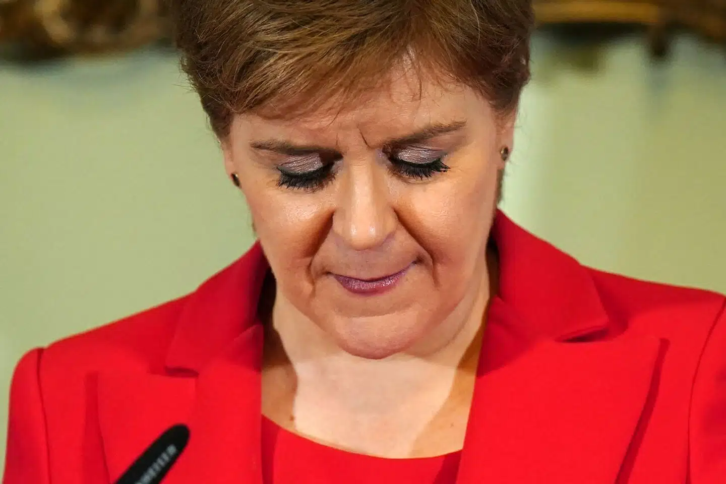Onsdag måtte hun kapitulere. Nicola Sturgeon, Skotlands førsteminister, meddelte, at hun vil fratræde, men bliver siddende, til hendes afløser er fundet.