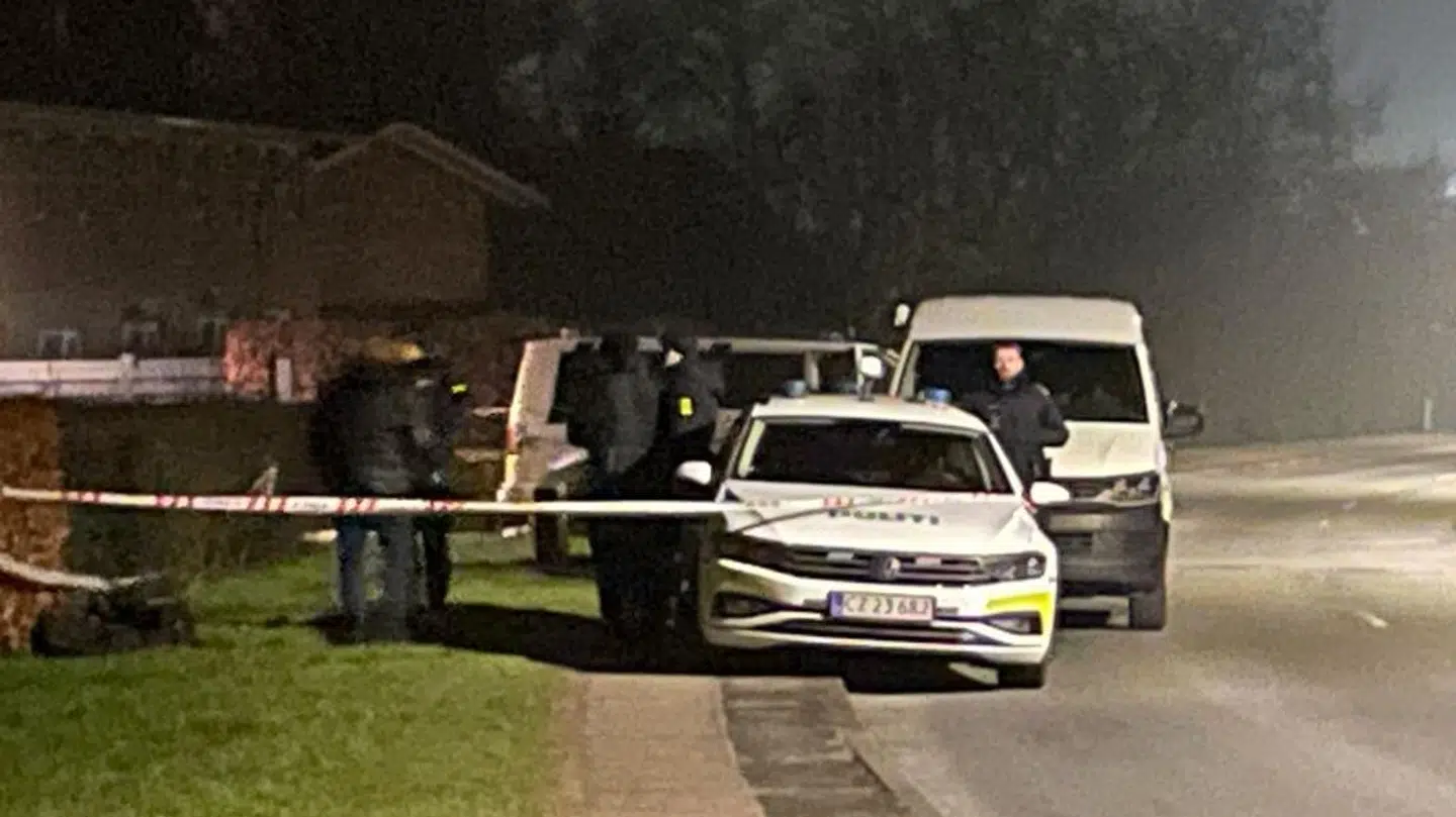 Politiet er torsdag morgen til stede ved adressen i Sabro, hvor kvinden blev fundet dræbt.