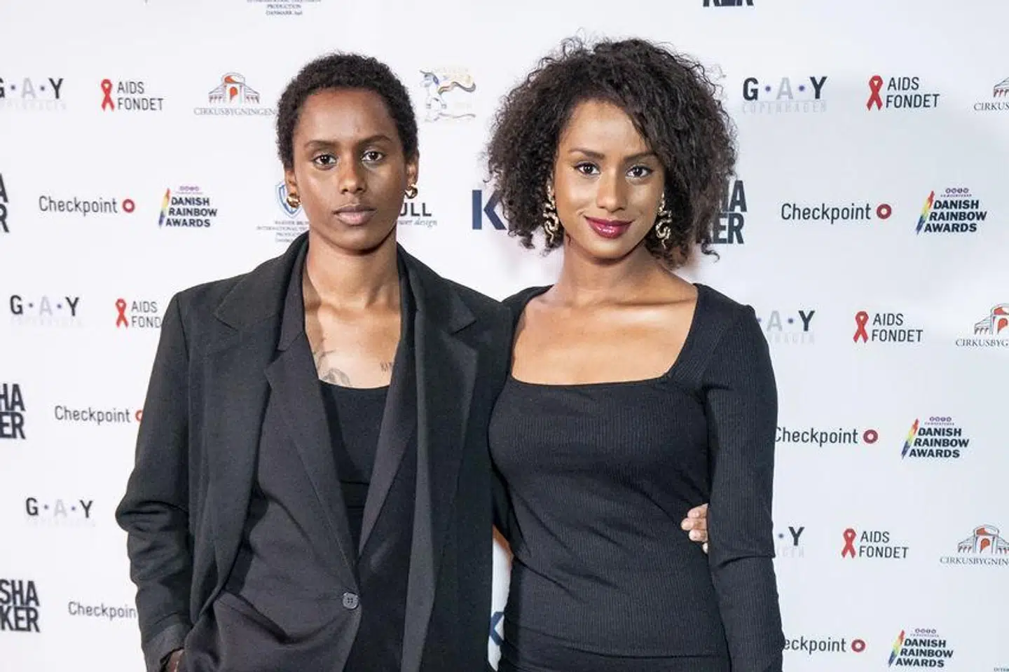 Saba og Andrea Lykke Oehlenschlæger er enæggede tvillinger. Nu overtager Saba sin gravide søsters rolle. Uden nogensinde at have stået på en scene før.