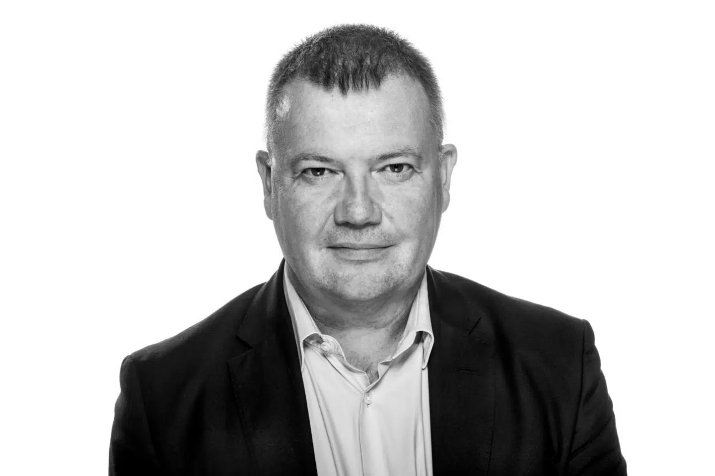 Det forekommer så pænt med pacifisme. Aldrig mere krig, skriver Tom Jensen i denne kommentar. »Men spørgsmålet, der aldrig besvares, er hvad der andet end våben skulle slå det russiske militær og dets præsident, der ikke har tøvet med at bruge det, tilbage?«