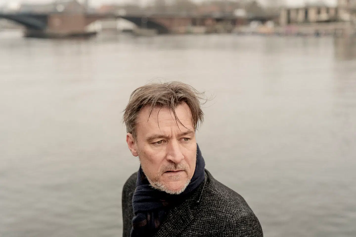 Efter 25 år med topposter i udenrigstjenesten ved Ulrik Vestergaard Knudsen mere om udenrigs- og sikkerhedspolitik end de fleste. Han giver nu sin urovækkende analyse af den nye verdensorden et år efter Ruslands invasion af Ukraine.