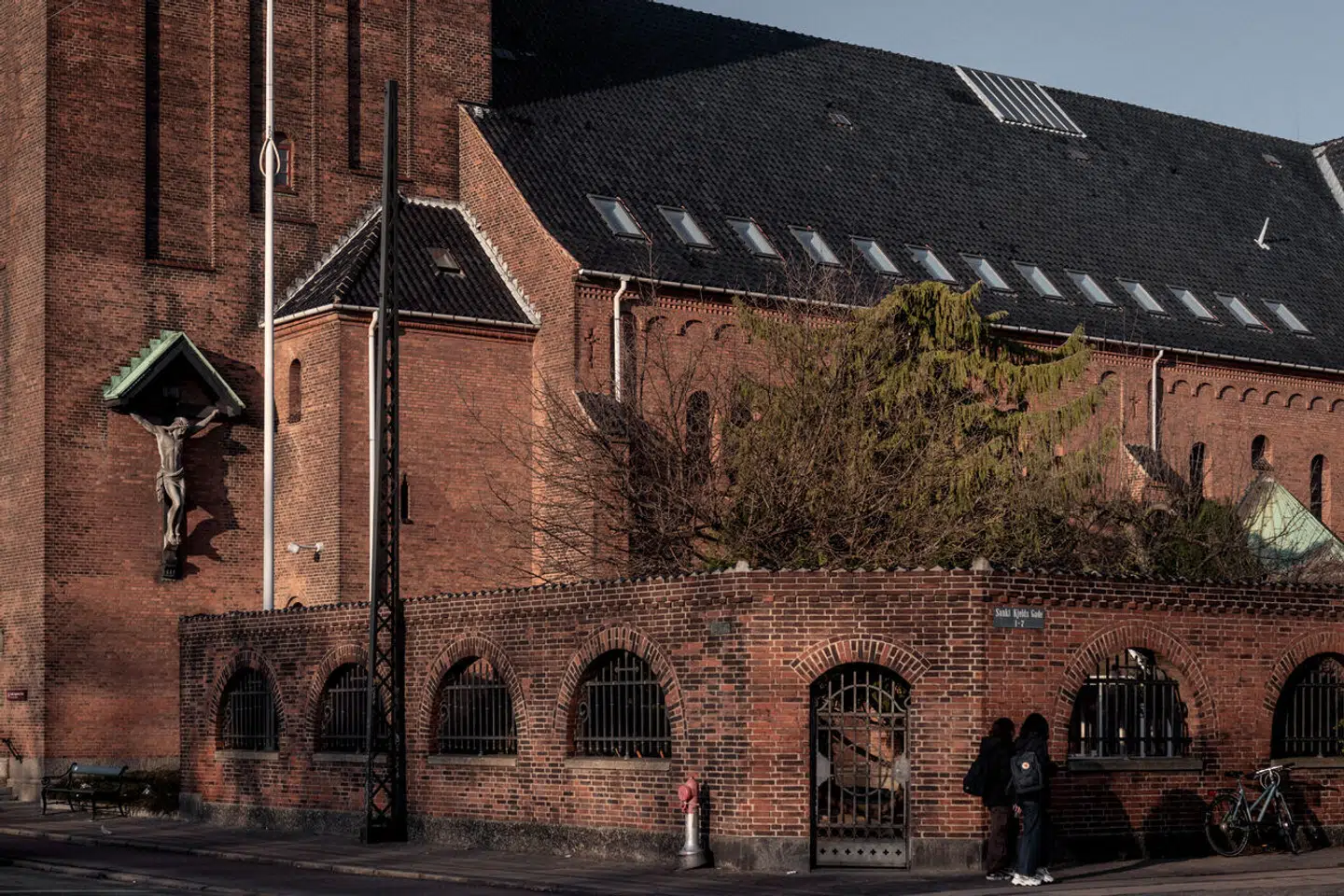 En magtfuld præst og rådgiver for den katolske biskop i Danmark fotograferede afklædt skolepige i smug, rørte ved en anden og belurede flere piger i badet. Det skete alt sammen, mens hans var ansat på den private katolske skole Niels Steensens Grundskole og Gymnasium på Østerbro i København. Skolen har blandt andet sin egen kirke på grunden.
