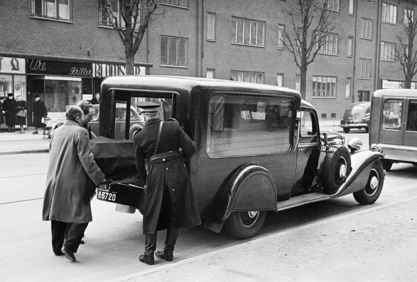 Kiste bæres ind i rustvogn ud for Peter Bangsvej nr. 74. De myrdede var kontorchef Vilhelm Jacobsen og hans kone Inger Margrethe Jacobsen. Foto: Poul Petersen