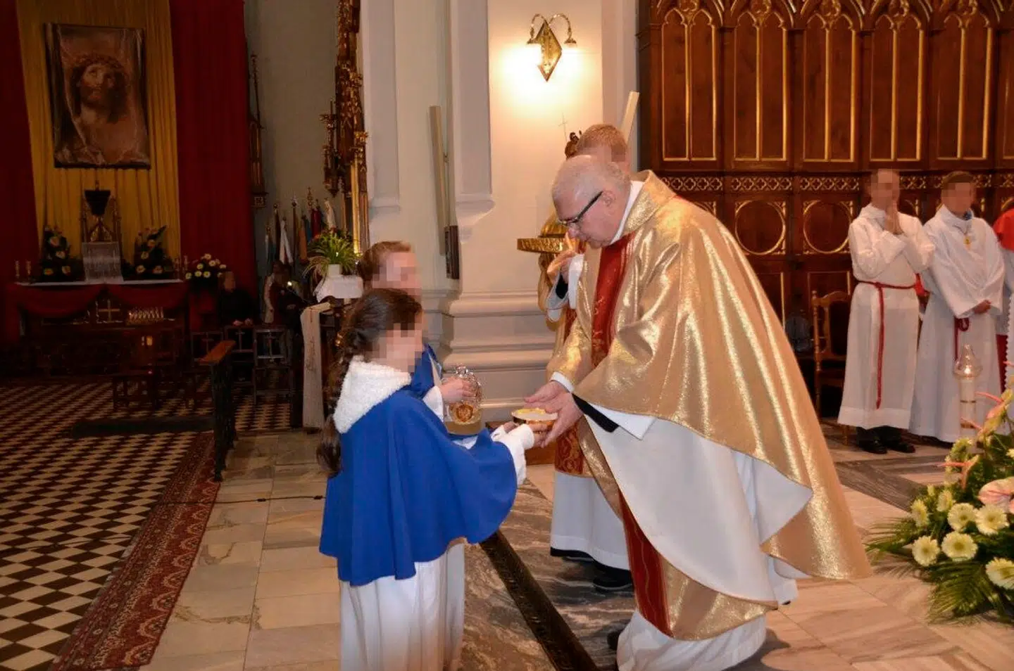 Berlingske har gennemgået et større billedmateriale fra den polske katolske kirke. Det viser, at Radoslaw Pawlowski, der i 2010 blev sendt fra Birkerød til Polen, i flere sammenhænge har kontakt med både børn og unge i kirkelige handlinger i Polen.