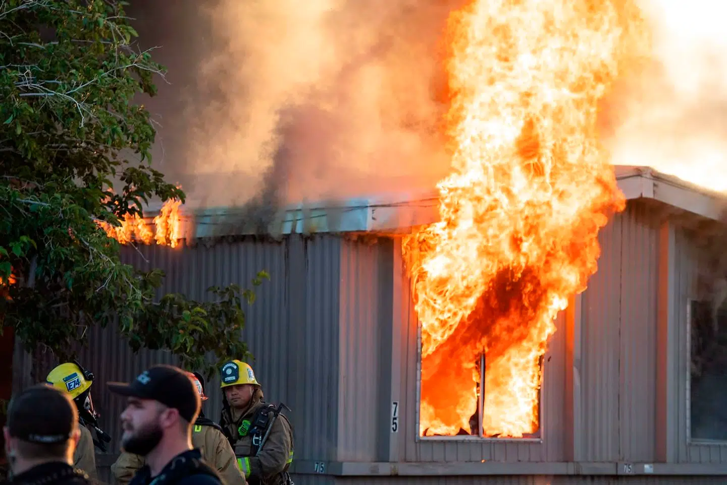 Brandvæsnet bekæmper en brand, der er opstået på grund af jordskælvet.