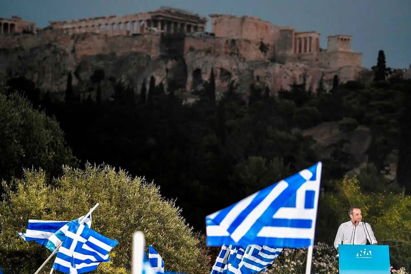 Kyriakos Mitsotakis, der her taler under et valgmøde med Akropolis som malerisk baggrund, tilhører et af Grækenlands tre store, politiske dynastier. Men den Harvard-uddannede og centrumsorienterede økonom forsøger at lægge afstand til sit belastede efternavn.