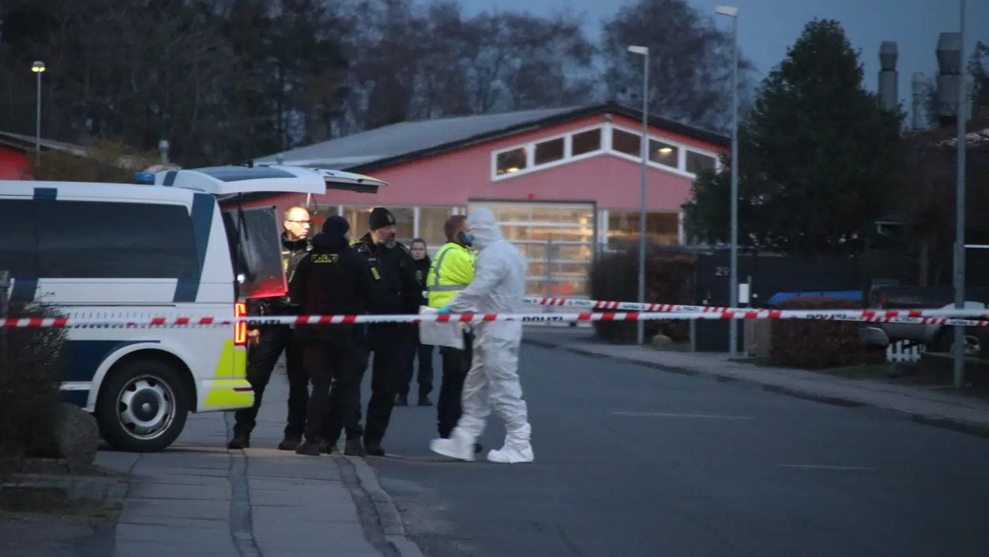 Politiet rykkede talstærkt ud tirsdag eftermiddag, da der kom en melding om fundet af to døde personer i et hus i Otterup.