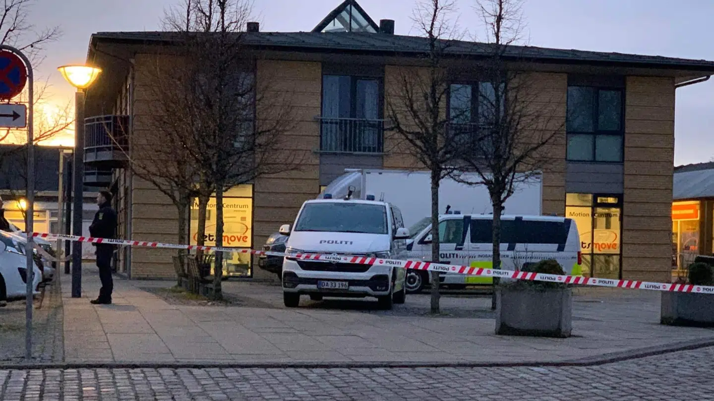 En kraftig eksplosion lød natten til onsdag ved Humlebæk Centret, da ukendte gerningsmænd forsøgt at sprænge sig ind i en hæveautomat.