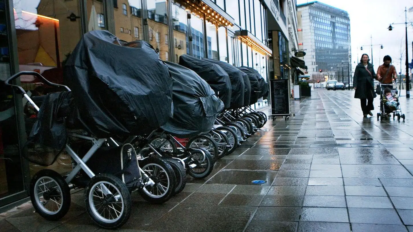 Der var en, der var to, der var syv barnevogne linet op foran en café i Århus, og det er ganske normalt.