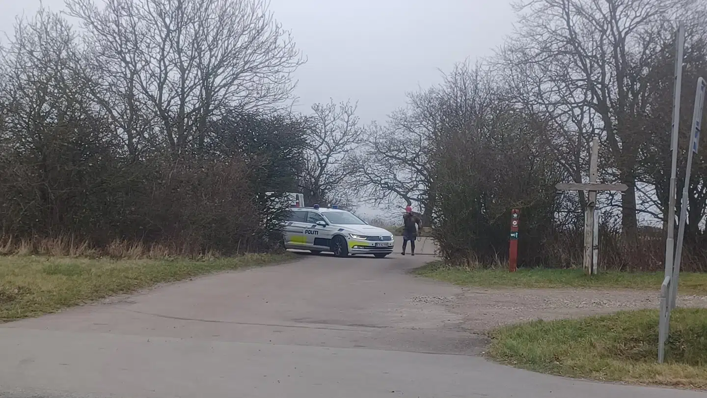 Politiet var talstærkt til stede ved Kystvej torsdag formiddag. Nu er en 52-årig mand fundet død.