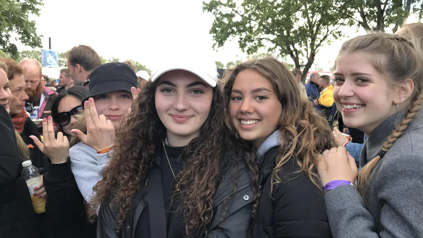 I midten 15-årige Lara Abidi (med kasketten) omgivet af sine veninder.