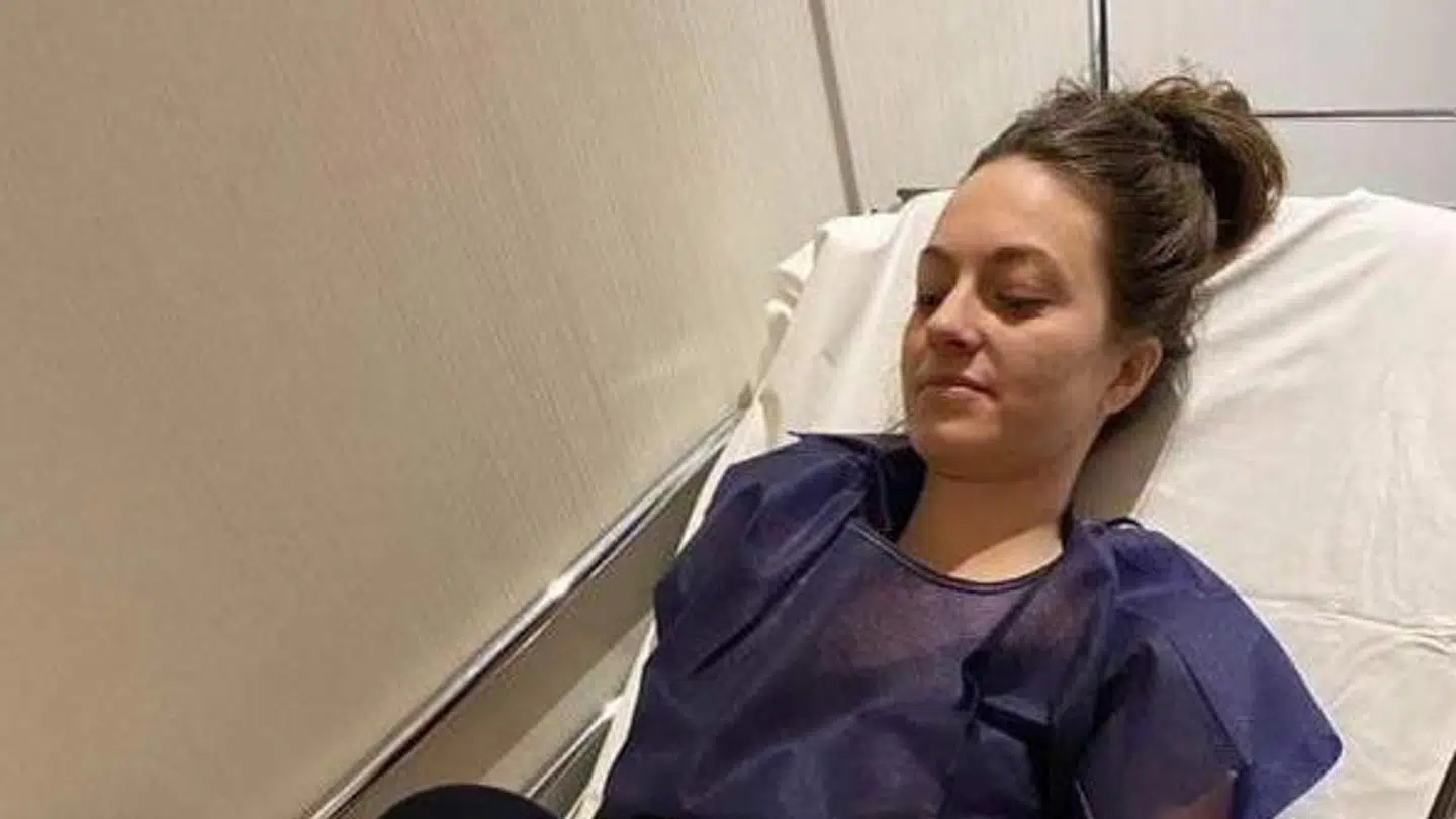 Kristina Rosenmeyer Hansen har været indlagt en del gange i Danmark, men der er ikke en kur mod ME/CFS, så i stedet anbefaler Sundhedsstyrelsen genoptræning og psykologsamtaler. Det har dog ikke virket for Kristina.