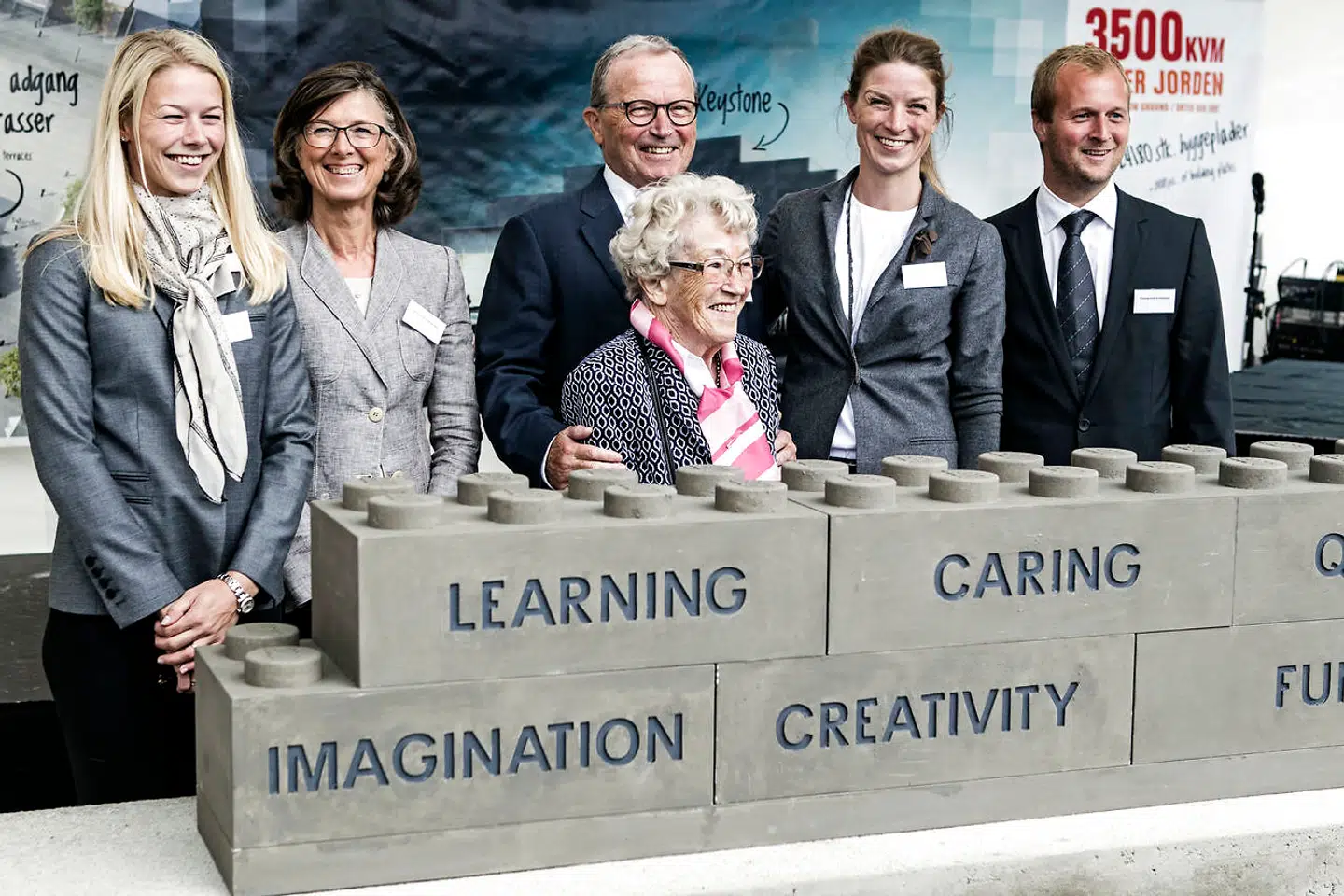 Her ses Kjeld Kirk Kristiansen sammen med sin kone, tre børn og sin mor, Edith Kirk Christiansen, der dog døde i 2015.