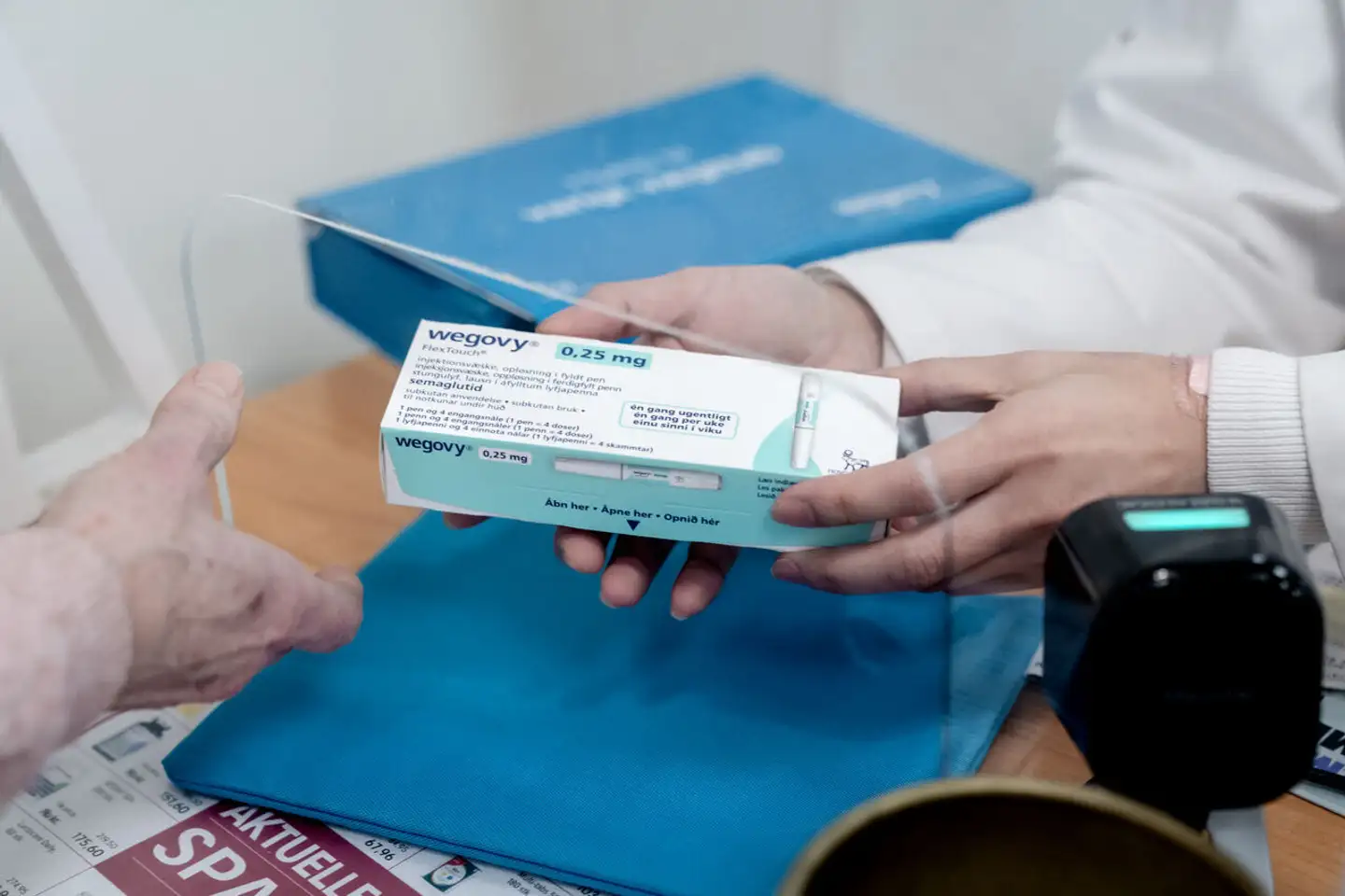 Novo Nordisks vægttabsmedicin er indtil videre kun på markedet i Danmark, hvor billedet er fra, samt i Norge og USA. Ikke desto mindre er midlet, der sælges til vægttab under navnet Wegovy og til diabetesbehandling under navnet Ozempic, blevet et fænomen i USA, som nu også er blevet en betegnelse for ansigter, der ser trætte og udmagrede ud.