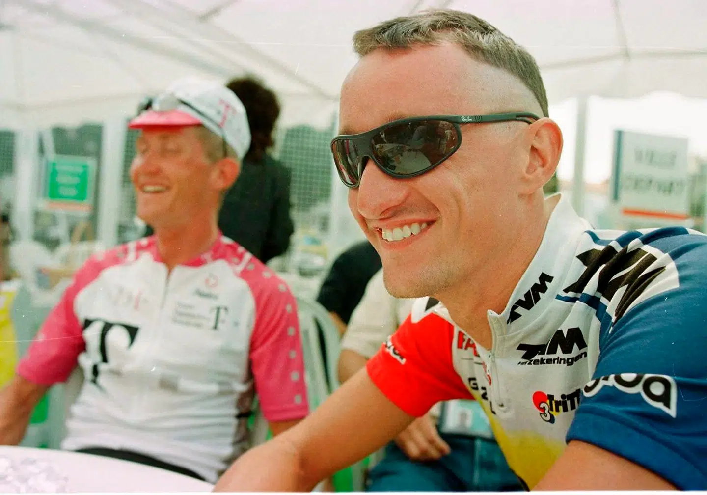 Her sidder Brian Holm og Jesper Skibby sammen under Tour de France i 1996. Skibby med en noget alternativ frisure.