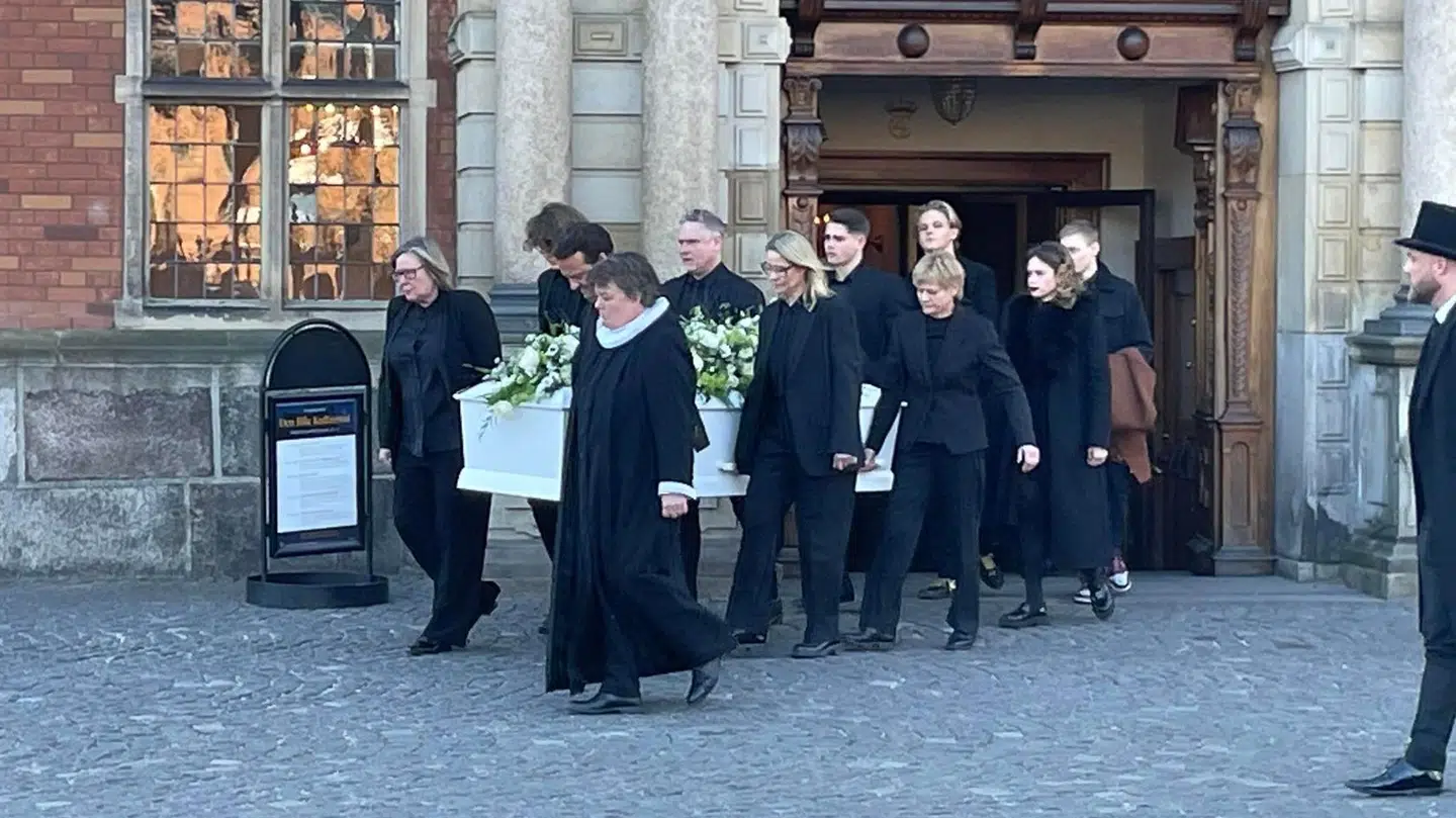 Marianne Nyboe dannede i mere end 25 år par med Britt Bendixen. Lørdag sagde hun et sorgmodigt farvel til sit livs kærlighed, da hun bar hendes kiste til rustvognen efter bisættelsen i Holmens Kirke. Foto: Lykke Buhl.
