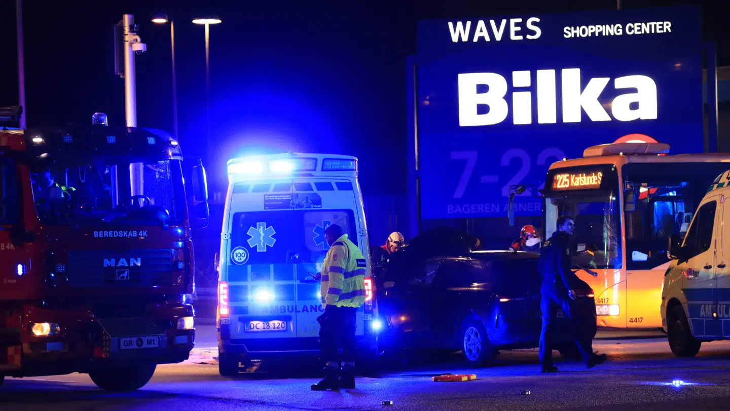 Ambulancen er kørt galt ved shoppingcenteret Waves i Hundige.