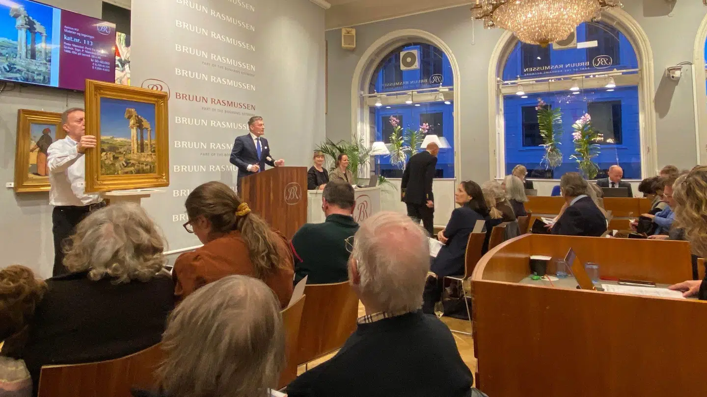 Salen er godt fyldt hos Bruun Rasmussen, da det er auktionshusets stifter, Jesper Bruun Rasmussens, sidste aften på podiet som auktionarius. Det er desuden også hans datter, Alexas, sidste aften. De to har for kort tid siden meddelt, at de stopper hos Bruun Rasmussen.