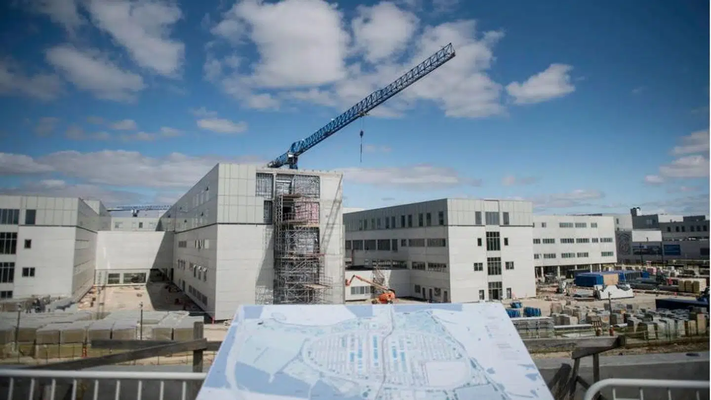 Her er billede af byggeriet af det nye supersygehus i Odense. Byggeriet er allede flere år forsinket og lang dyrere end forventet. Foto: Ritzau Scanpix