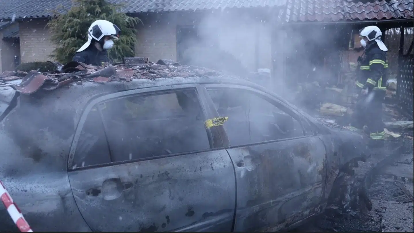Naboer fik reddet en 71-årig kvinde ud af hendes brændende hus i Neder Hornbæk ved Randers torsdag eftermiddag. Branden var meget kraftig.