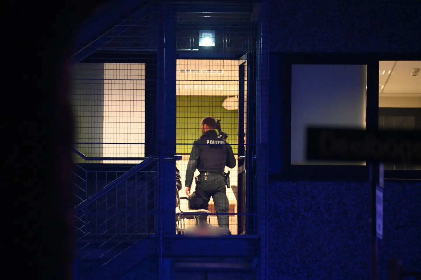 Politiet er massivt til stede i området.