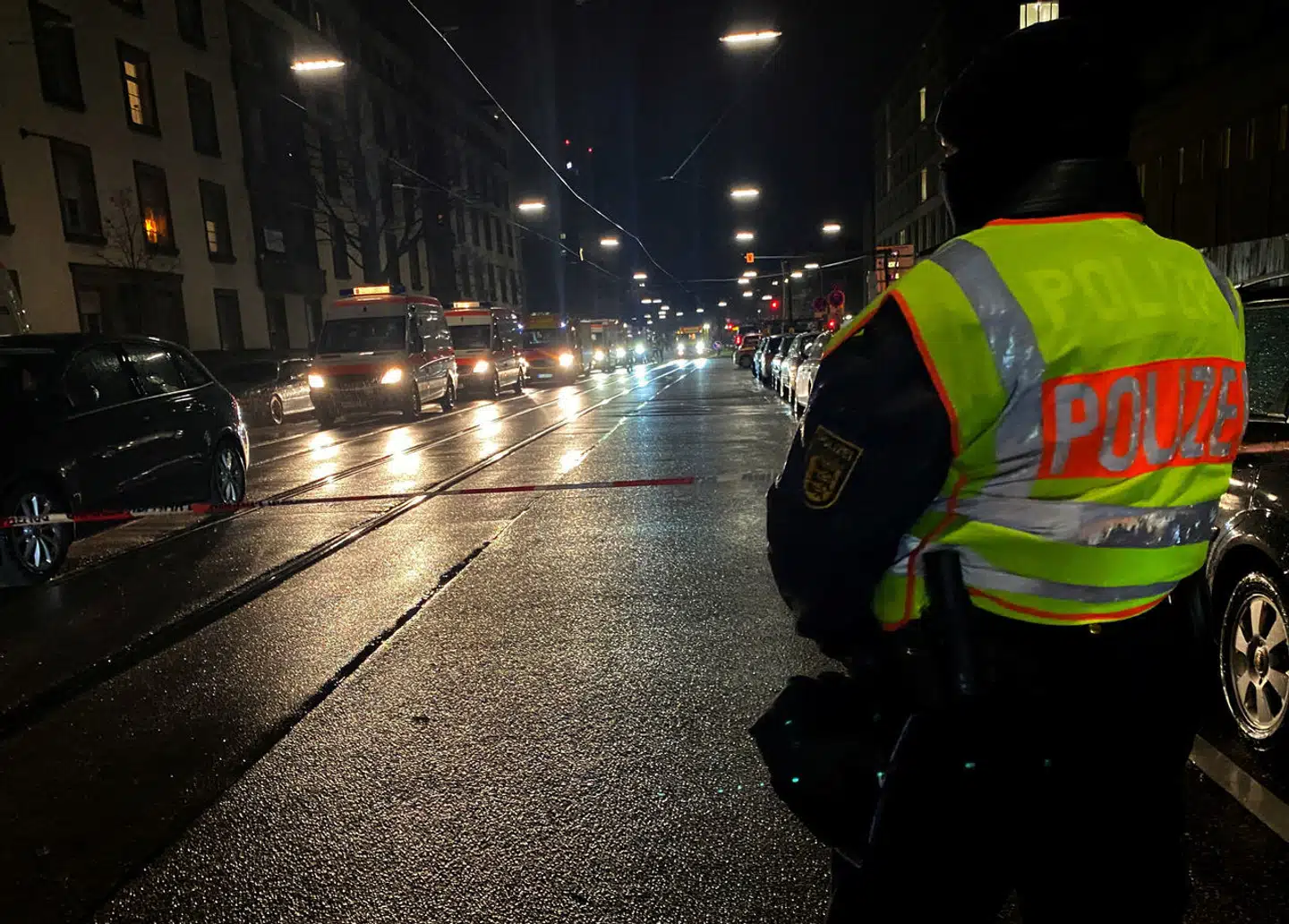 Tysk politi har afspærret et område omkring et apotek i Karlsruhe, hvor der fredag aften udspillede sig et gidseldrama.