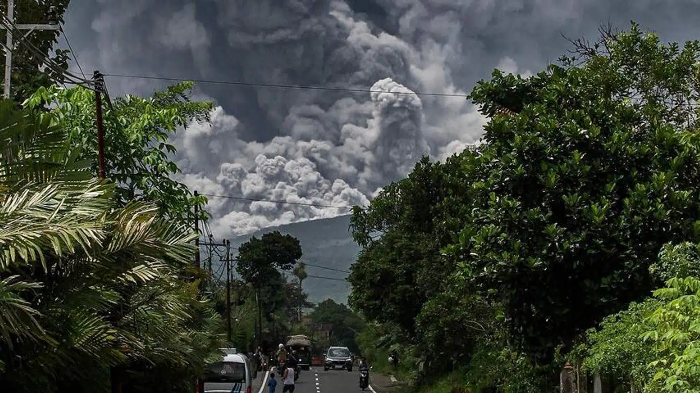 Tyk røg vælter op fra vulkanen Merapi lørdag. Her ses det fra landsbyen Tunggularum.