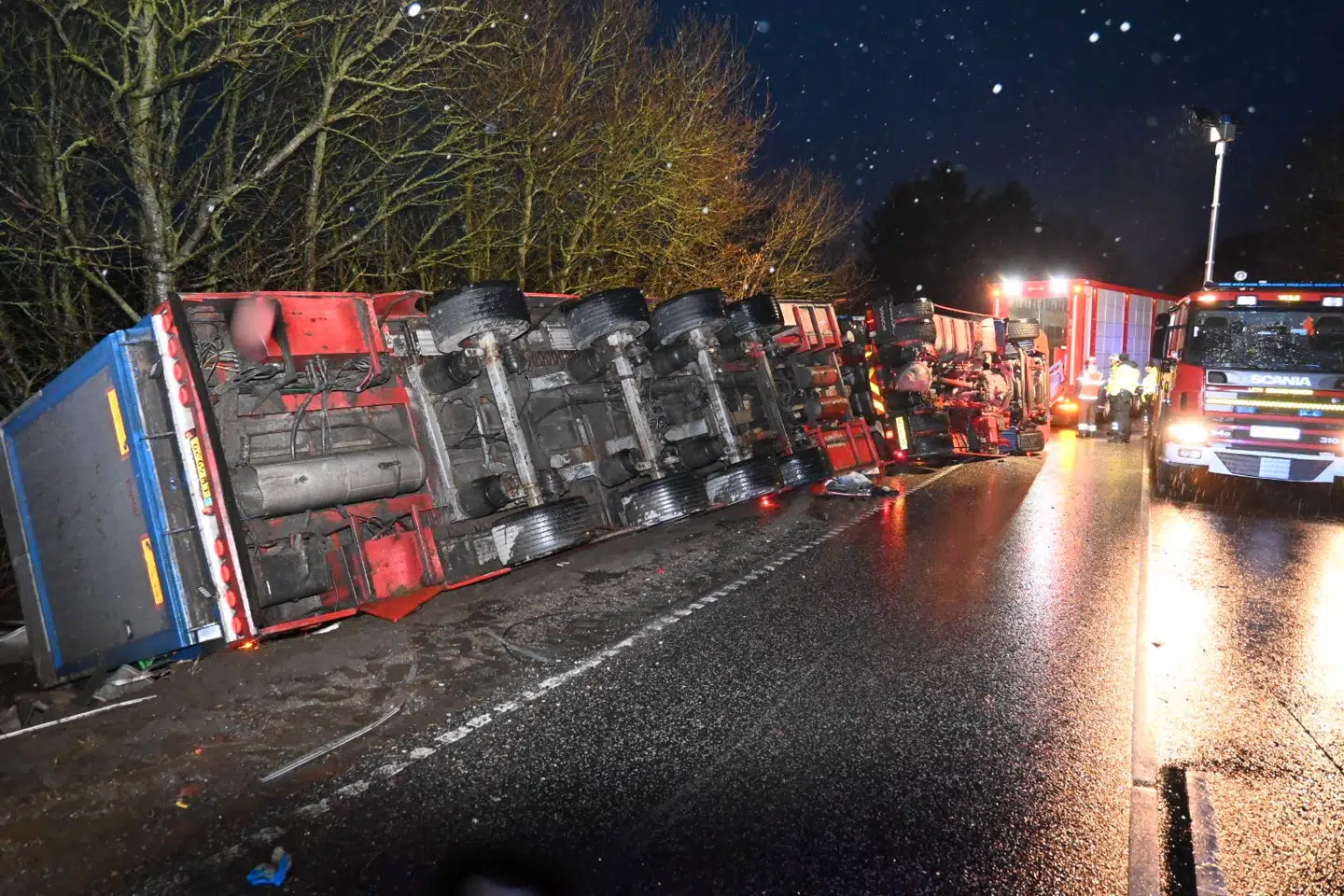 En grisetransport væltede tidligt mandag morgen på Billundvej nord for Billund Lufthavn.