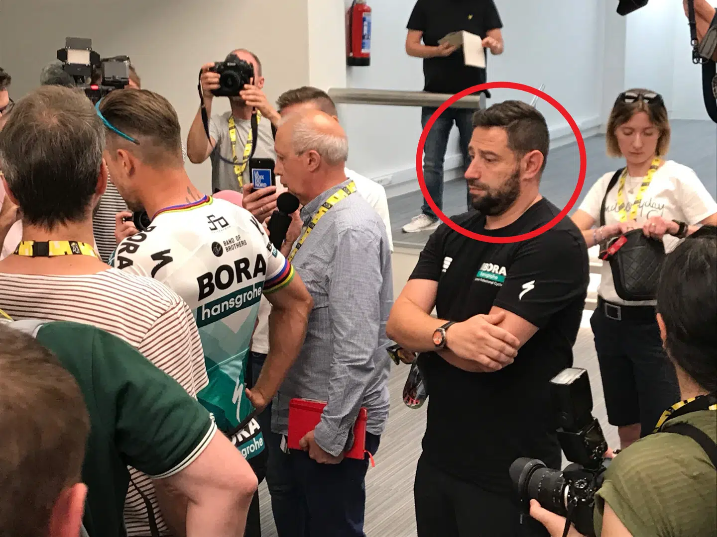 Her ses Peter Sagans marketing-manager, Gabriele Uboldi, der følger stjernen overalt.