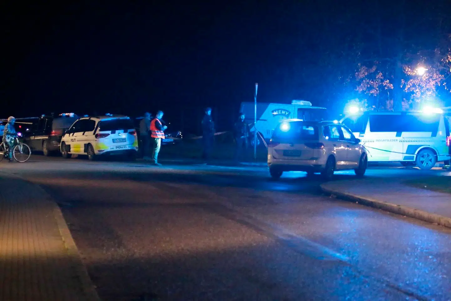 Politiet ser med stor alvor på det blodige baghold i Kalundborg, hvor to unge mænd blev dræbt af skud og en 20-årig mand også var livsfarligt såret, men overlevede.