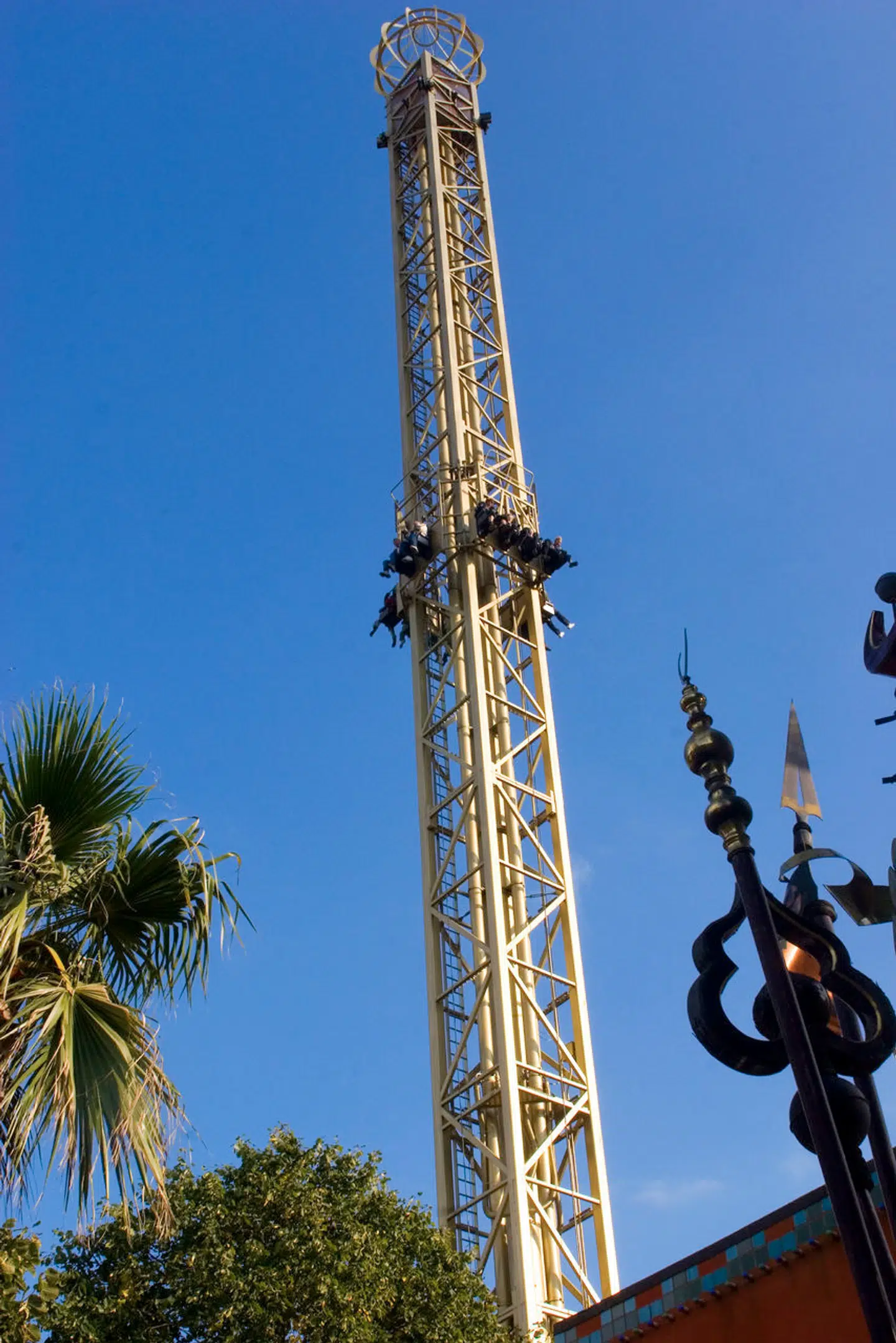 Det Gyldne Tårn er 63 meter højt og ifølge Tivoli »den ultimative tøsedrengstest for begge køn«.