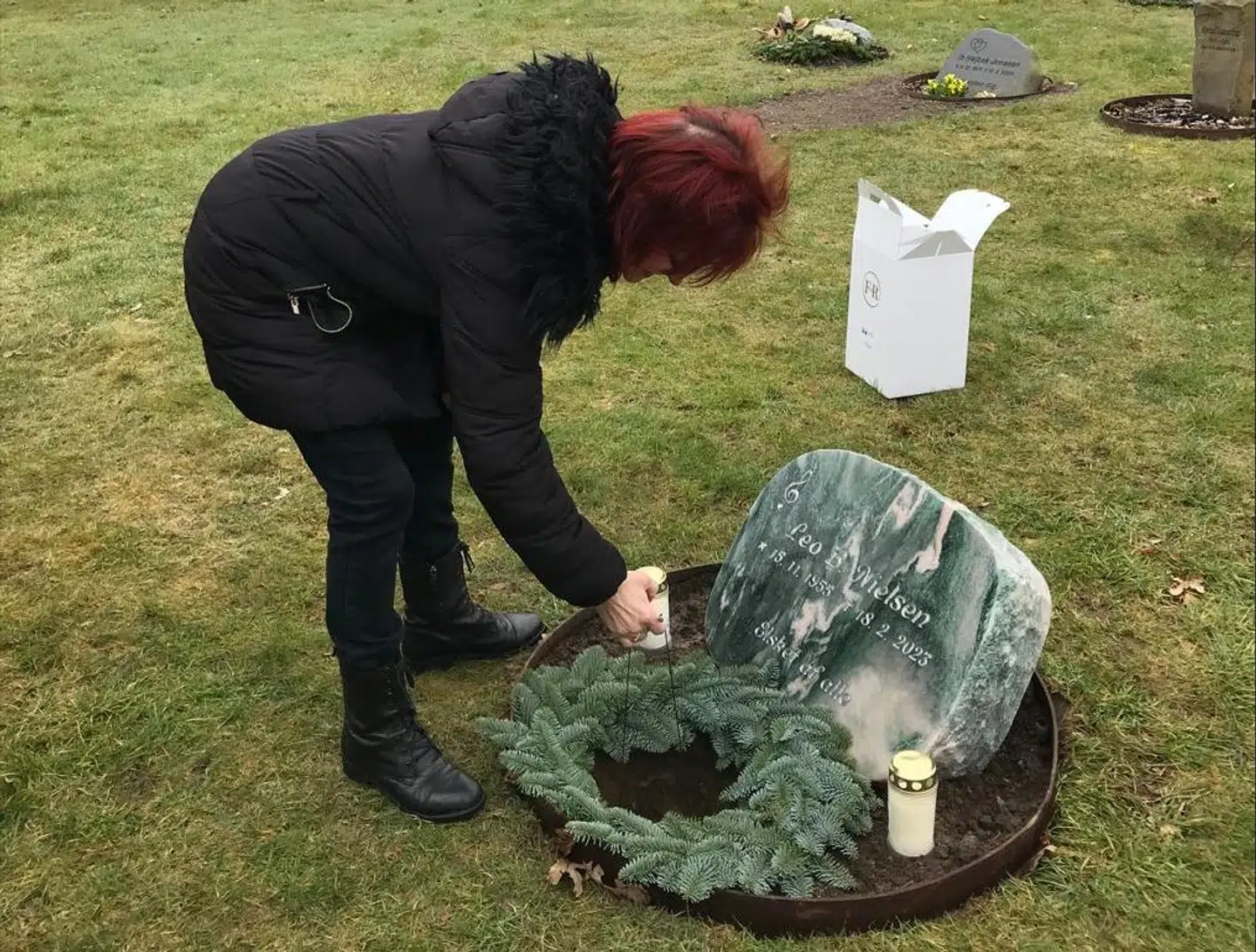 Sussi satte sammen med den nærmeste familie selv Leos urne ned i jorden.