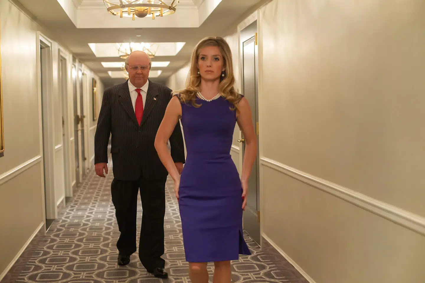 Roger Ailes' seksuelle misbrug af kvindelige medarbejdere på Fox skildres tydeligt i »The Loudest Voice«. Her er det Laurie Luhn, der har stået frem med alvorlige beskyldninger om mangeårigt misbrug, spillet af Annabelle Wallis.