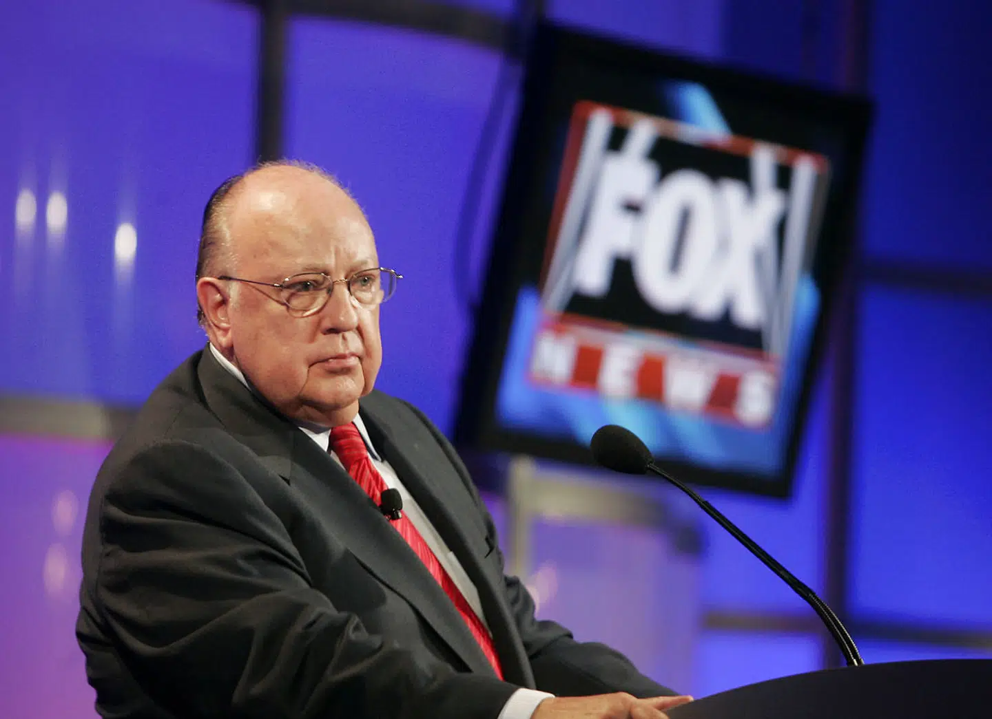 Virkelighedens Roger Ailes, der døde i 2017, efter at han var blevet forvist fra Fox News efter beskyldninger om sexchikane.