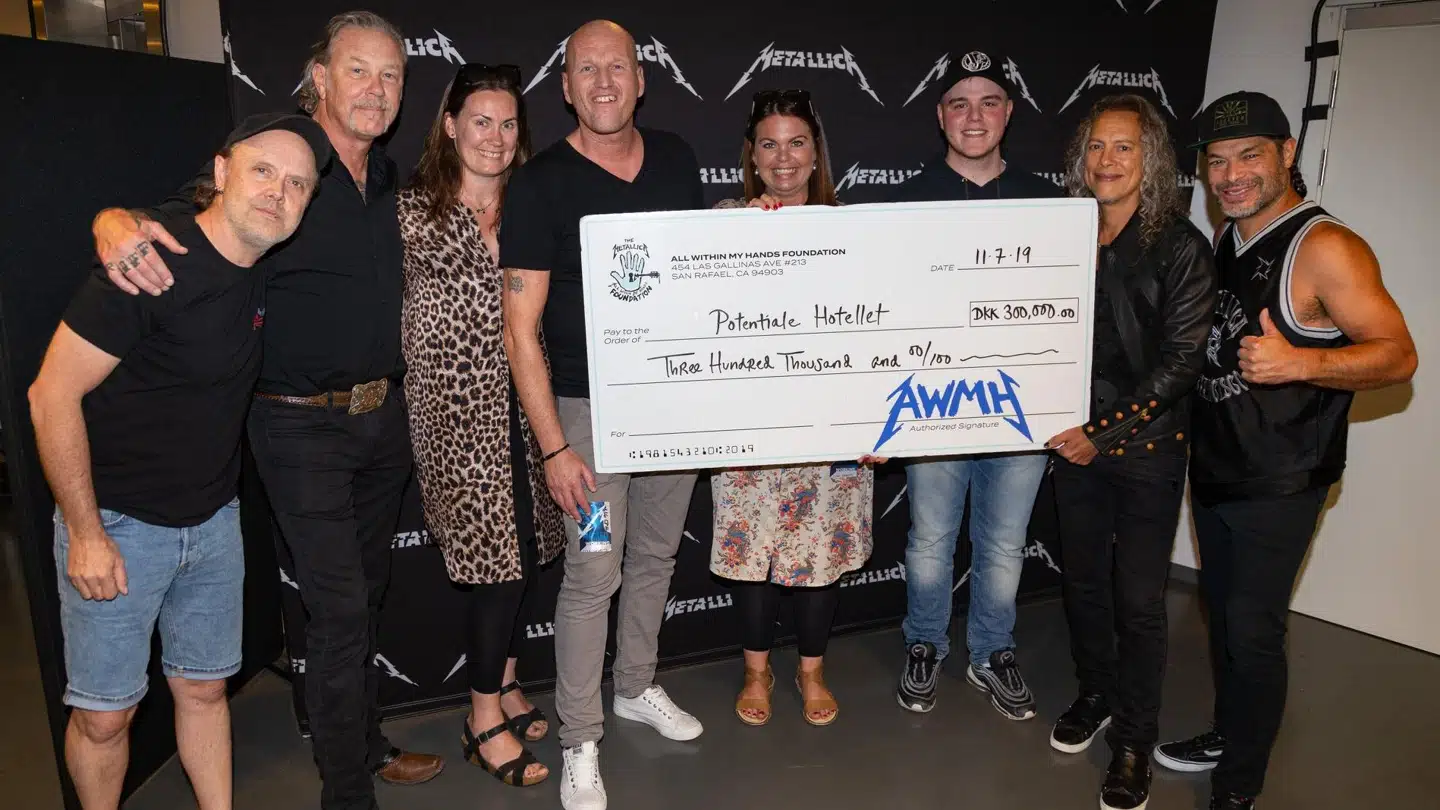 Alle nuværende medlemmer af det legendariske band troppede op og var med til at overrække den overvældende donation. (Foto: Metallica)