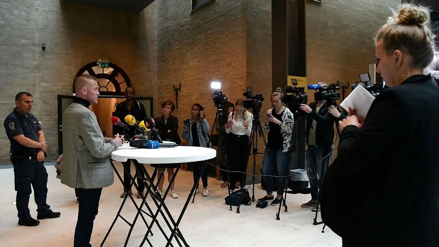 Medier overalt i verden - særligt i USA og Sverige - dækker sagen intenst. Her fra sidste retsmøde i sagen.