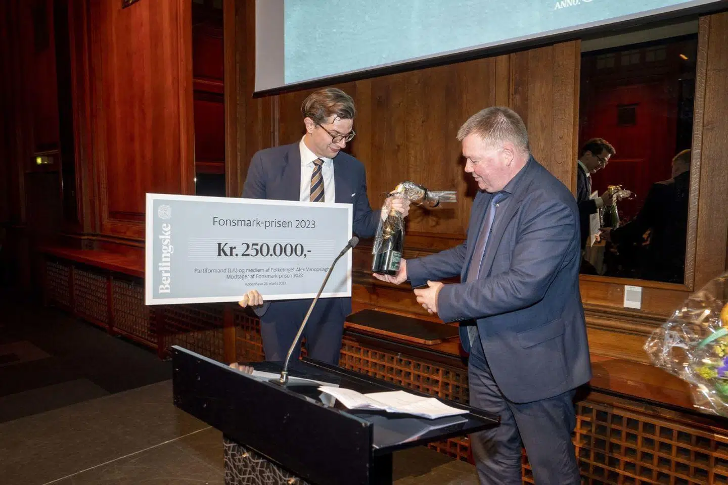 »Knytter man sin pris til et intellektuelt fyrtårn som Fonsmark, må man nedsætte en komité af kloge og derfor ældre mænd og kvinder, der har tid og ånd nok til at læse de bøger, der kan løfte den borgerlige idédebat op fra Axelsborgs festsals gulv,« skriver Bent Meier Sørensen.