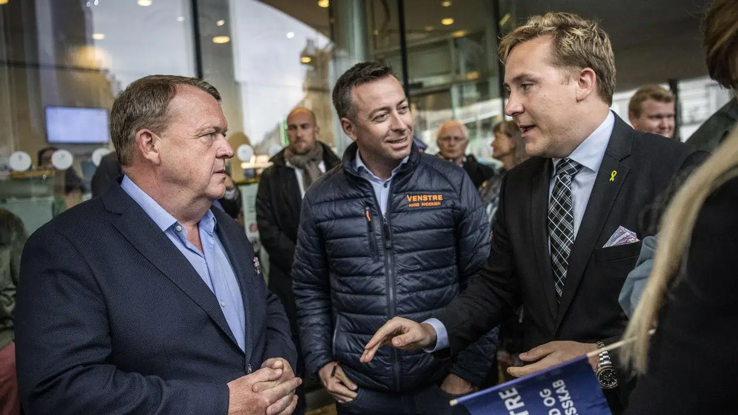 Bergur Løkke Rasmussen ses her sammen med sin far, Lars Løkke Rasmussen, ved europaparlamentsvalget i 2019. Dengagn var de begge medlem af Venstre.