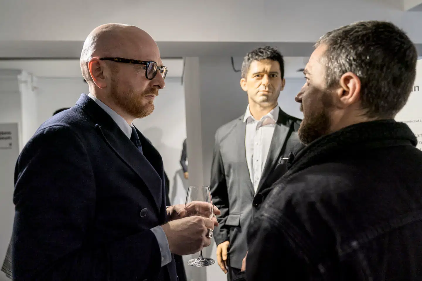 Mediet Frihedsbrevet har fået lavet voksfigurer i fuld størrelse af hver af de ti embedsfolk, der fik kritik i minksagen. Her ses chefredaktør Mads Brügger med en voksdukke af departementschef Johan Legarth i baggrunden. Arkivfoto: Thomas Lekfeldt