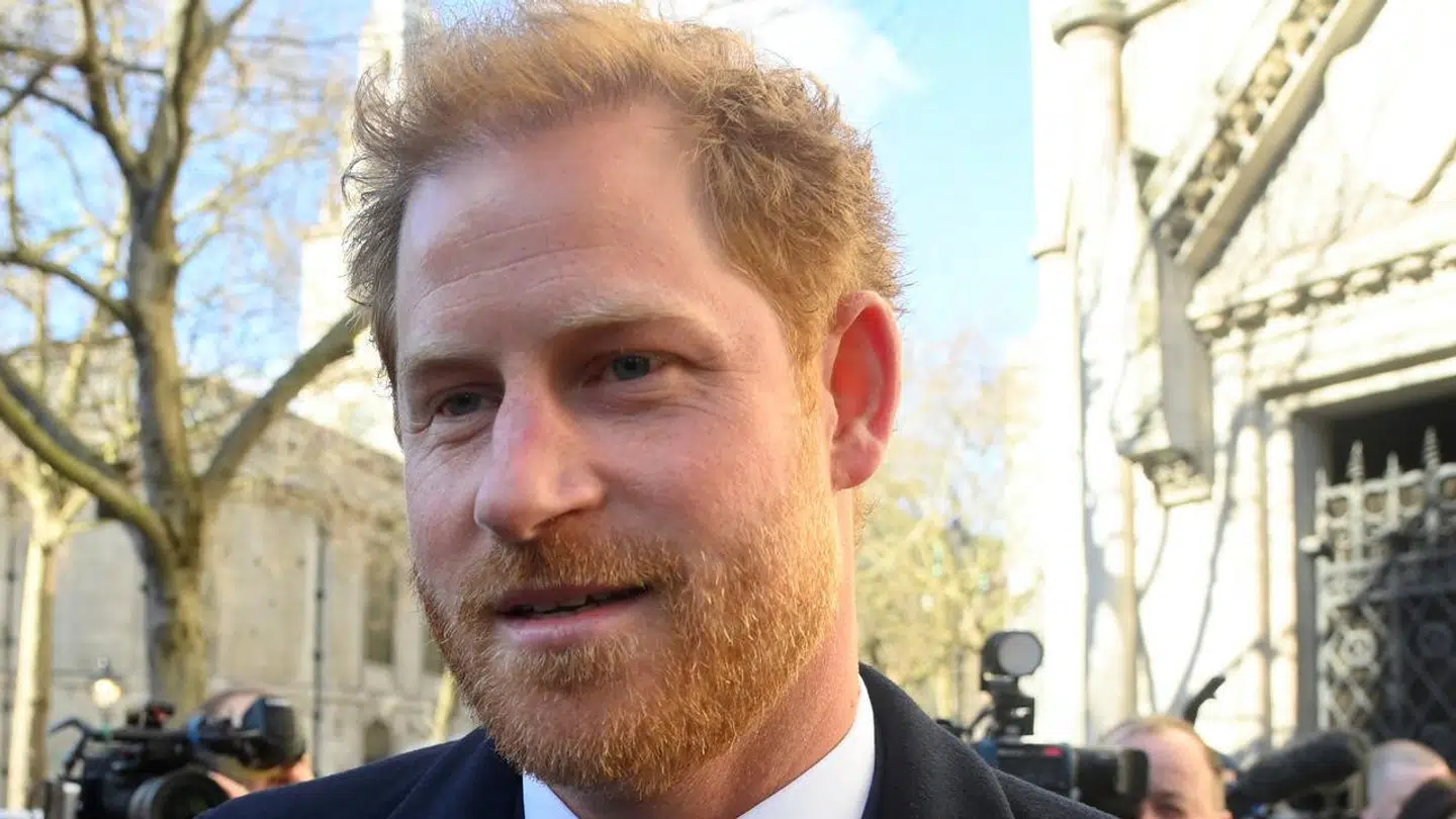 Prins Harry overraskede alle, da han mandag morgen troppede op foran retten i London.