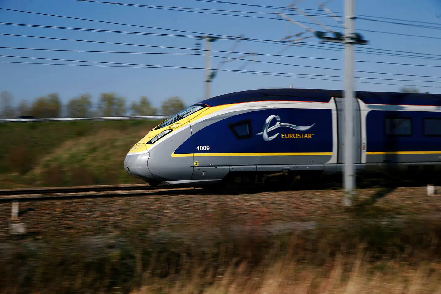 Eurostar, der forbinder London med bl.a. Paris, Bruxelles, Amsterdam og Marseille, er en af Europas foreløbig få transnationale hurtigtogssucceser. Den 470 km lange strækning mellem Vesteuropas største byer, London og Paris, tilbagelægges på 2 timer 15 minutter.