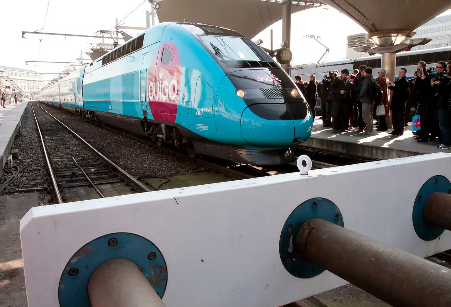 Et Ouigo-hurtigtog gør klar til afgang på Gare de Lyon i Paris. Lavpriselskabet forsøger med et uhøjtideligt corporate image, herunder friske farver på togvognene, at få fat i de yngre franskmænd. Det lykkes i vid udstrækning.