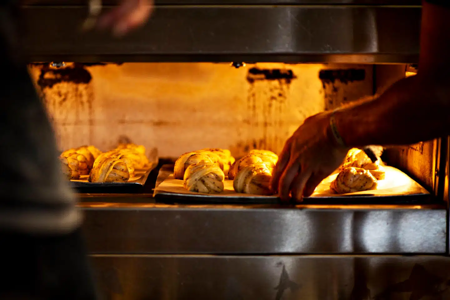 Der blev ikke langet mange økologiske kanelsnurrer over disken i bageriet Bagerdygtigt i Valby onsdag morgen. Politiet var massivt til stede ved bageriet på grund af tumult mellem to personer.