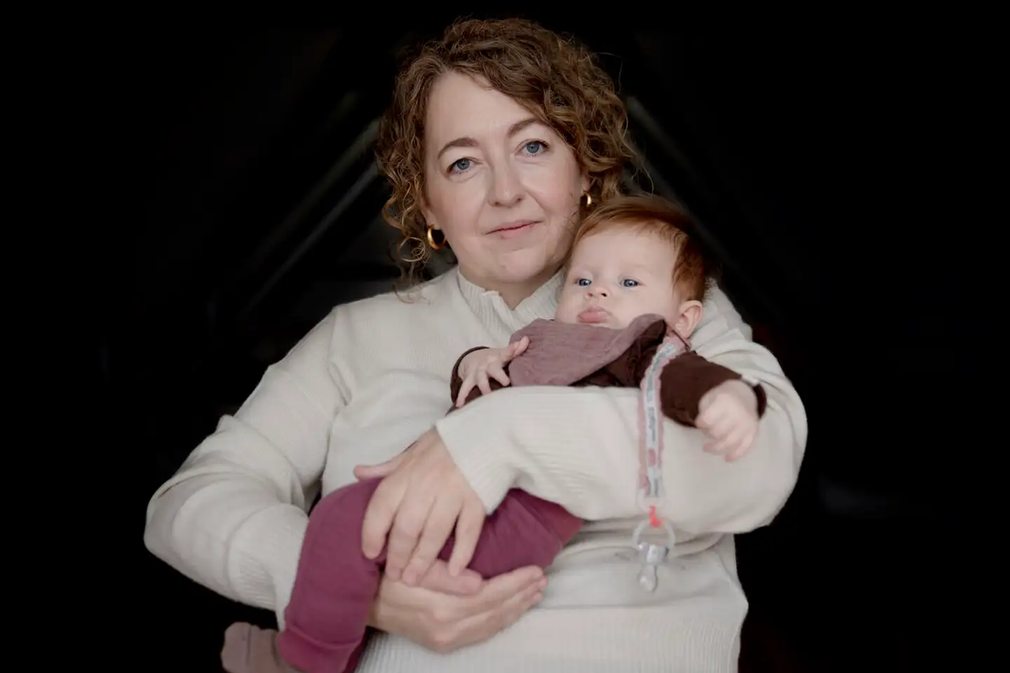 Camilla Mikkelsen har flere gange oplevet, at ekspedienten i babybutikker har spurgt hende om de ting, hun køber, er til hendes første barnebarn. Det rører hende ikke rigtigt. »Jeg tænker, at det mest af alt er synd for ekspedienten, der nok føler, at han eller hun har jogget i spinaten.«