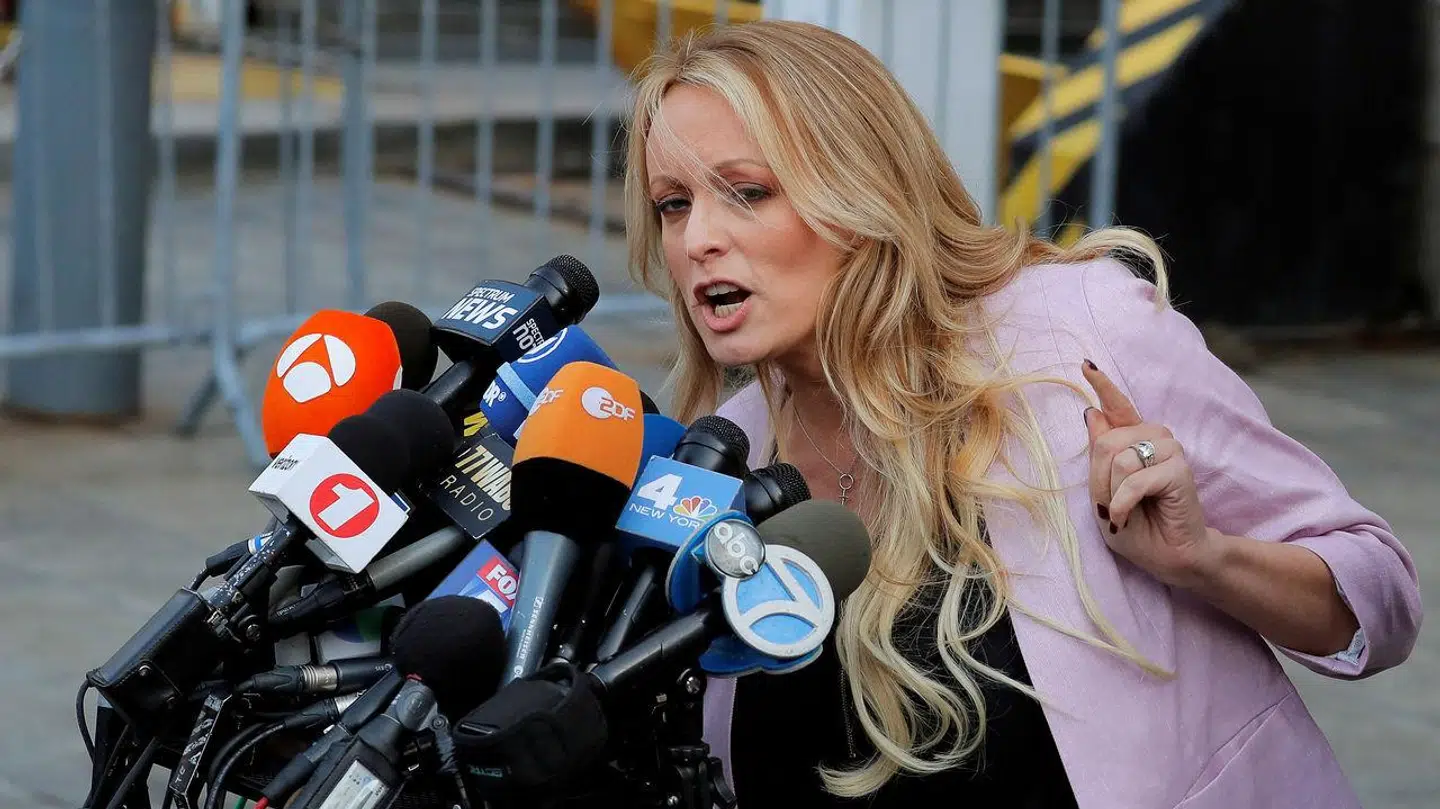 Stormy Daneils, hvis rigtige navn er Stephanie Clifford, oplever stor interesse for sin person, efter nyheden om at Donald Trump bliver tiltalt i en sag om tys-tys-penge.